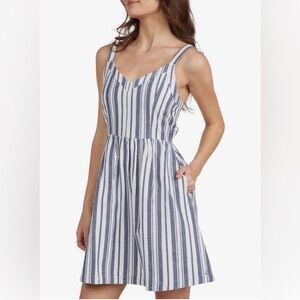 Roxy Women’s Navy and White Striped Dress, XL
85% Cotton, 15 Linen